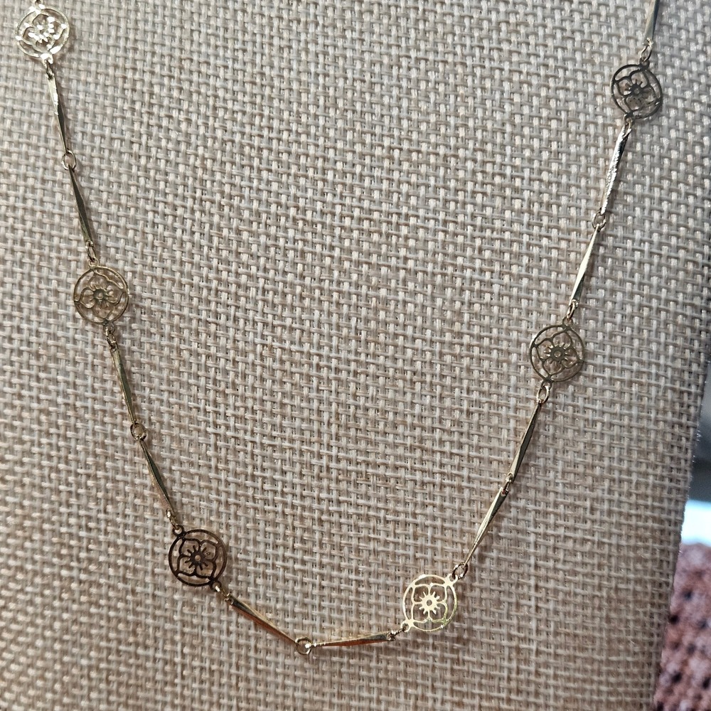 Avon 1979 Flowerlace Necklace with Box